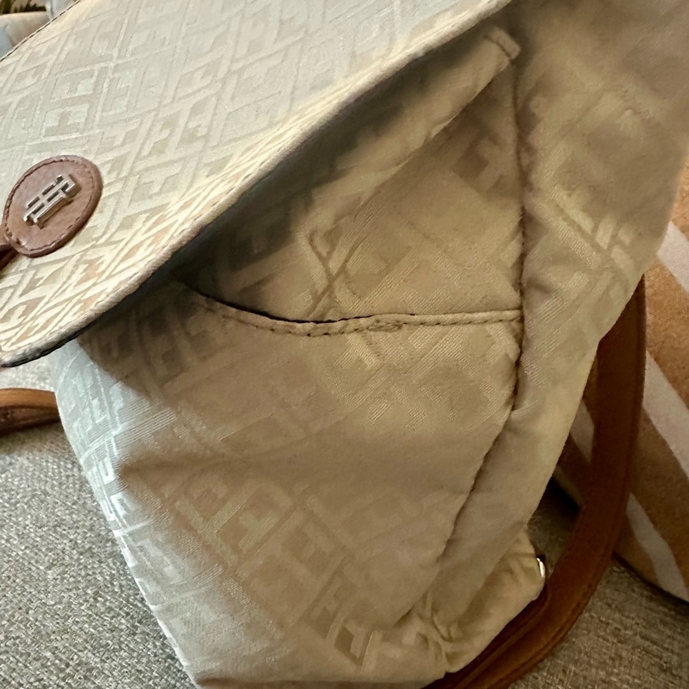 Tommy Hilfiger Signature ‎ Logo Backpack With Vegan Leather Trim | 12" X 10" - Picture 11 of 16